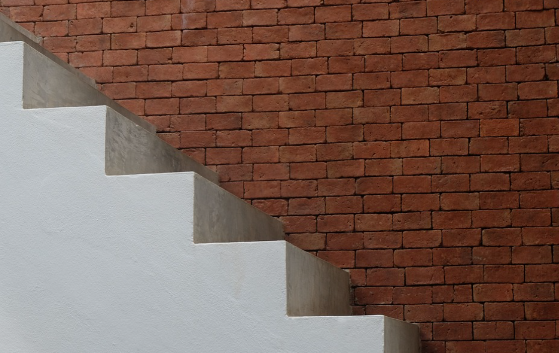 schodiště a zeď
